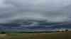 Gewaltige Unwetterfront in Bayern! Spektakulärer Unwetteraufzug in Oberbayern, Weltuntergangsstimmung am Abend mit spektakulärer Shelf Cloud: Große Gebiete von Unwetterfront erfasst, großräumige Schäden befürchtet