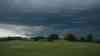 Gewaltige Unwetterfront in Bayern! Spektakulärer Unwetteraufzug in Oberbayern, Weltuntergangsstimmung am Abend mit spektakulärer Shelf Cloud: Große Gebiete von Unwetterfront erfasst, großräumige Schäden befürchtet