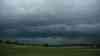 Gewaltige Unwetterfront in Bayern! Spektakulärer Unwetteraufzug in Oberbayern, Weltuntergangsstimmung am Abend mit spektakulärer Shelf Cloud: Große Gebiete von Unwetterfront erfasst, großräumige Schäden befürchtet