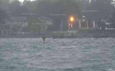 Unwetterfront über dem Bodensee: Heftige Gewitter vom Bodensee und den Alpen, Schwimmerin ignoriert Sturmleuchten, schwere Sturmböen peitschen Wellen gegen Promenade, Schiffe im Sturm: Zeitraffer der Gewitterfront, Gewitter und Unwetter beenden schwüles Sommerwetter