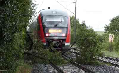 Unwetter wüten in Franken: Baum auf Bahnstrecke, Überschwemmungen und Hochwasser an Flüssen, extremer Starkregen überflutet Straßen, zahlreiche Bäume umgestürzt: Vor allem Landkreis Schwäbisch Hall betroffen, Bahnstrecke Nürnberg - Heilbronn gesperrt