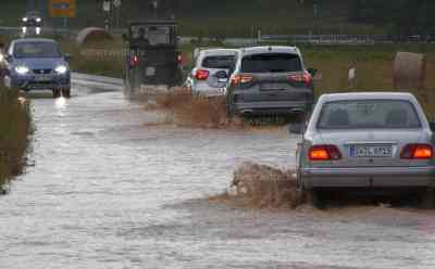 Schwere Überflutungen und Hochwasser in Mittelfranken: Murenabgänge, überflutete Straßen, Brücken überschwemmt - Feuerwehren kämpfen gegen Regenmassen, Land unter an der Steinach: Autofahrer kämpfen sich durch überflutete Straßen, Brücken werden von Wassermassen überschwemmt, Feuerwehr im Dauereinsatz