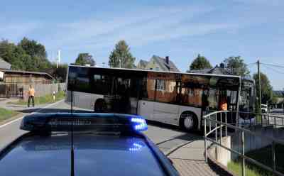 Schulbusunglück im Erzgebirge: Schulbus kracht mit 55 Erstklässlern gegen Mauer und Geländer, Großalarm für Rettungsdienst, Fahrer begeht Fahrfehler, Mauer und Geländer verhindern, dass Bus in Wohnhaus kracht: Rettungsdienst im Großeinsatz, Busfahrer verpasst Einfahrt, muss Wenden und bekommt Kurve nicht, alle Kinder Rettungsdienst vorgestellt, Anzahl der Verletzten Kinder noch unklar