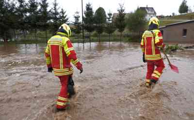 Katastrophale Unwetter und Überschwemmungen in Sachsen: Feuerwehrfahrzeug verunfallt im Unwettereinsatz, Ortschaft steht komplett unter Wasser, Feuerwehr machtlos, massive Überschwemmungen, Straße mitgerissen: Starkes Hochwasser nach intensiven Regenfällen, Nachbarwehr zur Unterstützung angefordert und auf Anfahrt verunfallt