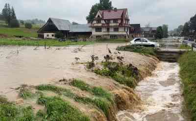 Unwetter wüten in der Tatra: Urlauber von Unwetter überrascht, Überflutungen und Überschwemmungen durch heftige Gewitter, PKW im Wasser, Feuerwehr im Einsatz: Nach langer Hitze und Trockenheit nun zu viel Wasser, Flüsse führen Hochwasser