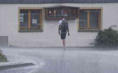 Starke Gewitter bringen Abkühlung: Nach Hitze und Schwüle folgt Starkregen mit Unwettergefahr: Erste kräftige Gewitter im Erzgebirge, Bäche führen zügig erhöhte Wasserstände, Unwettergefahr steigt