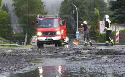 Unwetter wüten im Erzgebirge: Überschwemmungen, Schlammlawine, Grundstücke überflutet - Feuerwehr mit Schneeschieber gegen Geröll im Einsatz, Wasser überflutet Straßen, Autofahrer fahren unkontrolliert durch überflutete Straße (on tape): Einsatzleiter Feuerwehr: „ Der Dorfbach ist über die Ufer getreten. Von den Feldern kam Schlamm und Geröll. Das musste beseitigt werden. Mit Schaufel und Besen musste der Schlamm entfernt werden. Wir wurden von Anwohnern unterstützt“