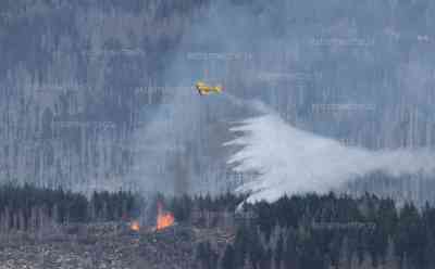 Waldbrand am Brocken - kritische Situation am Nachmittag: Windsprung entfacht Waldbrand urplötzlich erneut, Wind dreht von Ost auf Süd, alle verfügbaren Löschhubschrauber und Löschflugzeuge eilen zum Brandherd: Bagger schlagen Schneisen, auch von den Gleisen der Brockenbahn wird gelöscht, Südwind verschärft Lage bis zum einsetzenden Regen