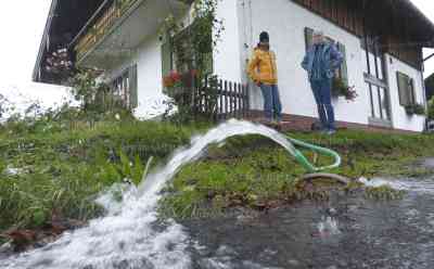 Überflutungen in Bayern - Vb-Tief sorgt für Probleme: Sturzbäche aus den Bergen, Straßen wegen Überflutung und Schneebruch gesperrt, B 305 gesperrt, Anwohner pumpen Keller aus, flächige Überflutungen: Über 150 Liter auf dem Quadratmeter lassen Flüssen anschwellen, Überflutungen im Berchtesgadener Land