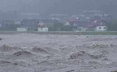 Hochwasserkatastrophe in Österreich I: Ortschaften von der Außenwelt abgeschnitten, Traisental nicht mehr erreichbar, Feuerwehrgerätehaus unter Wasser, Jahrhundertflut nahe St. Pölten: Über 300 Liter auf dem Quadratmeter gefallen, Feuerwehr machtlos, Grundstücke und Wohnhäuser unter Wasser