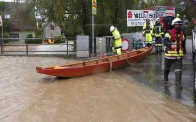 Hochwasser in Österreich - Boote kommen zum Einsatz: Feuerwehr erreicht Menschen nur noch über Boote, viele Ortschaften stehen unter Wasser, unzählige Häuser vom Hochwasser betroffen: Hubschrauber kreist über die Krisengebiete, Einsatzkräfte können Ausmaß nur aus der Luft besichtigen