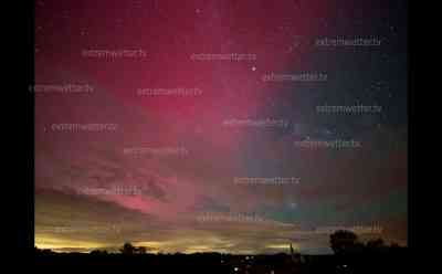 Polarlichtspektakel über Deutschland: Erneut intensive Polarlichter zu sehen, Himmel erhellt bunt, Zeitraffer (timelaps) der Polarlichter: Kameramann fängt Polarlichter in Oberbayern ein