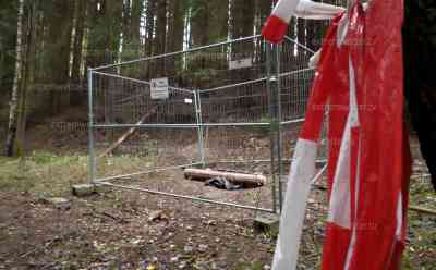 Schatzsucher im Erzgebirge vermisst - Oberbergamt sperrt alte Stollen: Bauzäune und Warnschilder Kennzeichen alten Bergbau, große Absperrgitter sollen alten Bergbau vor weiteren Schwarzbefahrern schützen: Noch immer fehlt jedes Lebenszeichen vom vermissten Schatzsucher, Experten vermuten, dass der 34- Jährige unter den Trümmern des Bergbaustollens begraben wurde