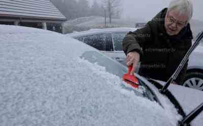 Wintereinbruch im Erzgebirge: dichtes Schneetreiben auf dem Fichtelberg, Schneekratzer gegen Schnee und Frost (on tape), Winterdienst im Einsatz, Voxpops Touristen: „Na wunderbar, es schneit endlich. Angenehm, es sind null Grad.“: Touristen genießen ersten Schnee, Skigebiet in Oberwiesenthal hofft auf Schnee, verschneite Landschaft auf dem Fichtelberg