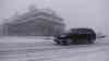 Wintereinbruch - dichter Schneefall und Schneesturm: Winter klopft mit Macht im Erzgebirge an, Menschen laufen im dichten Schneesturm und Schneetreiben, spiegelglatte Straßen, mehrere Zentimeter Neuschnee: Ab Dienstag droht Deutschland ein erstes Sturmtief, erste Vorboten am Sonntag auf dem Fichtelberg