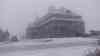 Wintereinbruch - dichter Schneefall und Schneesturm: Winter klopft mit Macht im Erzgebirge an, Menschen laufen im dichten Schneesturm und Schneetreiben, spiegelglatte Straßen, mehrere Zentimeter Neuschnee: Ab Dienstag droht Deutschland ein erstes Sturmtief, erste Vorboten am Sonntag auf dem Fichtelberg