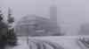 Wintereinbruch - dichter Schneefall und Schneesturm: Winter klopft mit Macht im Erzgebirge an, Menschen laufen im dichten Schneesturm und Schneetreiben, spiegelglatte Straßen, mehrere Zentimeter Neuschnee: Ab Dienstag droht Deutschland ein erstes Sturmtief, erste Vorboten am Sonntag auf dem Fichtelberg