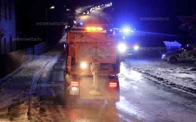 Eisglätte - schwere Glätteunfälle: Feuerwehr kann nicht ausrücken und muss erst Schneeketten aufziehen, Winterdienst steckt aus Glatteis fest und kommt für Unfallopfer zu spät. 6 Verletzte bei schwerem Glatteisunfall im Erzgebirge: Einsatzleiter Feuerwehr: „Der Winterdienst stand hier und kam nicht mehr durch. Er war wahrscheinlich gerade am Anfahren. Wir mussten bei einem Fahrzeug erst einmal Ketten aufziehen. Dass wir wenigstens Fahren und Bremsen konnten“