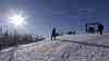 Inversionswetterlage - traumhafte Aufnahmen aus dem Erzgebirge: unten Grau, oben Blau - Nebelmeer aus der Luft, strahlender Sonnenschein - kontra eisiger Nebel: Komplette Woche von Inversionswetterlage geprägt, Menschen genießen in Liegestühlen Sonnenstrahlen und Wärme